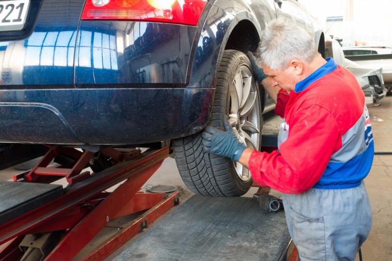 boutique-LA SEYNE SUR MER-min_auto_repair_repair_lift_auto_mechanic_work_clothes_master_professional_man_of_the_fold-685629