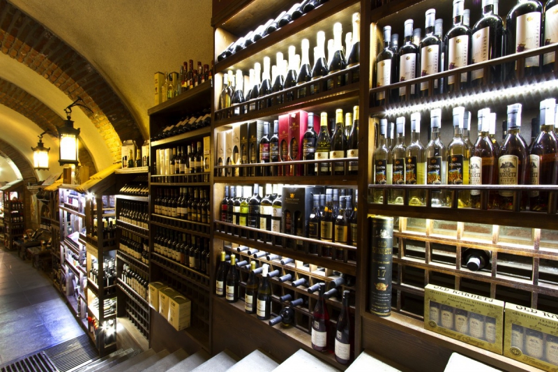 boutique-LA SEYNE SUR MER-min_world_street_travel_shop_canon_georgia_wine_bottles-429767